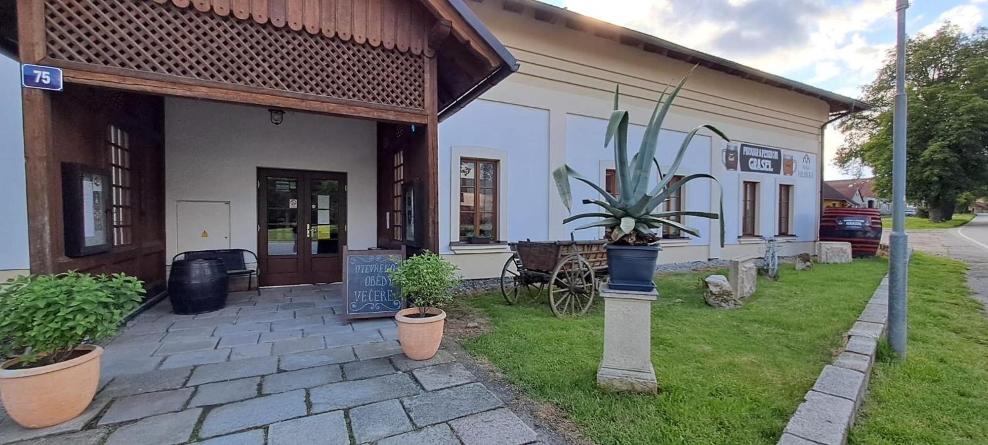 Pivovar A Penzion Grasel Český Rudolec Exteriör bild